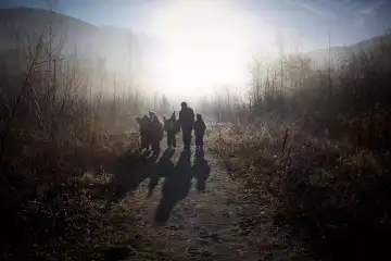 Groupe d'enfants avec un éducateur